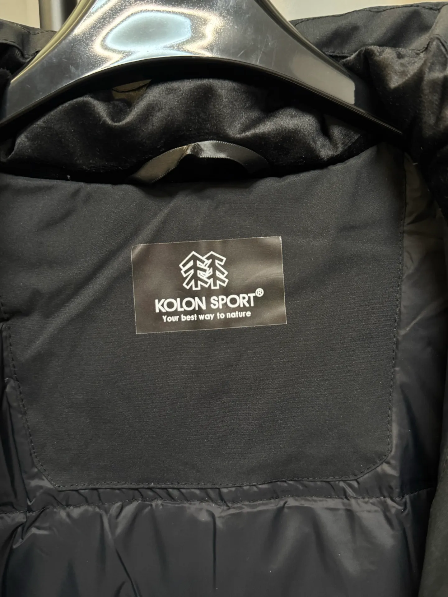 [Premium Replica] KOLON/KOLON S ORT HIKING 26fw Men's and Women's Waterproof and Windproof Outdoor Jacket Down Jacket KOLON/KOLON S ORT HIKING 26fw Men's and Women's Waterproof and Windproof Outdoor Jacket Down Jacket 90% Goose Down Content Fill Level Direct Temperature Locking The wardrobes of boys and girls really lack a down jacket that is not bloated, not exaggerated, and can be worn for both business and leisure! ▫️Stand-collar hooded design, neat and clean, looks good with shirts, sweaters, and T-shirts, formal to work, casual in daily life ▫️Durable waterproof and windproof surface fabric, fine water-repellent fabric, not afraid of getting wet in light rain, not easy to get dusty and wrinkled ▫️High-quality goose down filling, hot-pressed velvet filling process, almost no velvet worry; slightly loose fit, not tight or bulging ▫️The details are all minimalist: the main zipper is fully taped, the chest has a hidden zipper pocket + the side seam invisible pocket is safe for keys and mobile phones; the cuffs have adjustable buckles to firmly block the cold wind; the small "two trees" embroidered logo is very low-key, unobtrusive and textured. The whole piece is high-end and durable, with no unnecessary decoration. Whether you are driving, going on a business trip, or traveling on the weekend, you can get it all in one piece, the same style for men and women. Color: black Size: m/l/xl/2xl/3xl